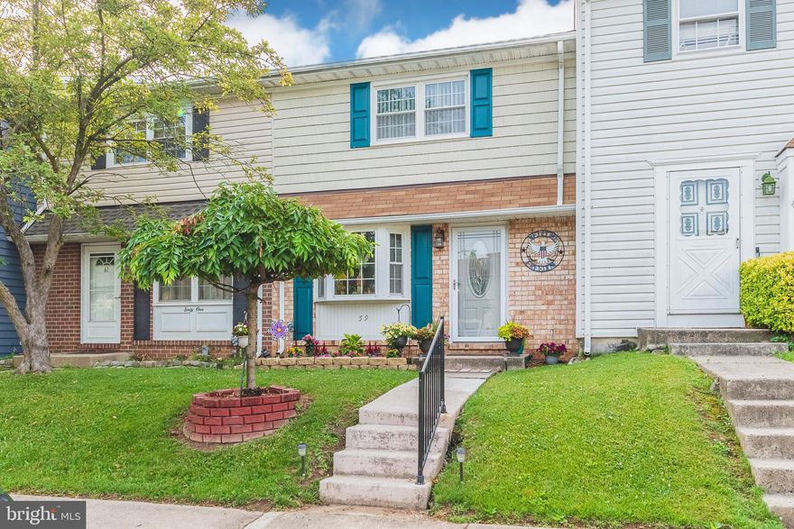 WELCOME HOME TO THIS WELL MAINTAINED TOWNHOME! NEW FRONT ENTRY INCLUDING GLASS DOOR AND FRONT STEP RAILING, NEWLY PAINTED SHUTTER AND NEW ROOF! SPACIOUS ENTRY LEVEL INCLUDING DINING ROOM, LIVING ROOM AND KITCHEN WITH ALL NEW PAINT AND WALL-TO-WALL CARPET. LIVING ROOM BOAST NEW BAY WINDOW FOR LOTS OF NATURAL LIGHT. UPPER LEVEL INCLUDES 3 BEDROOMS AND 1 FULL BATHROOM. BASEMENT INCLUDES BRAND NEW ENTERTAINMENT ROOM. THE ENTERTAINMENT ROOM HAS NEW WALLS AND FLOORS AND A DOOR SEPARATING LAUNDRY ROOM. LARGE COVERED PATIO LEADING TO FULLY FENCED BACK YARD. REAR YARD INCLUDES STORAGE SHED.

PLEASE NOTE- financing is Conventional only, FHA and VA are not allowed.