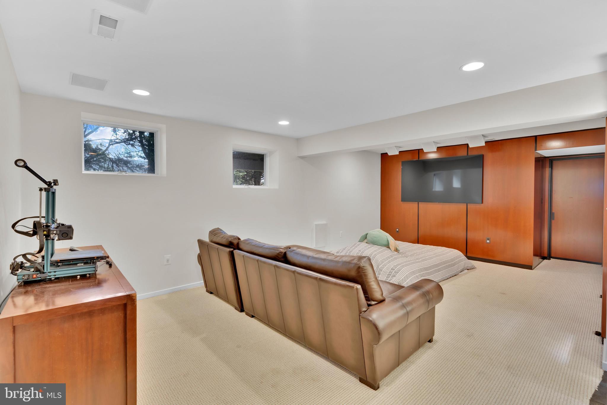 CHAIN BRIDGE SQUARE - Residential