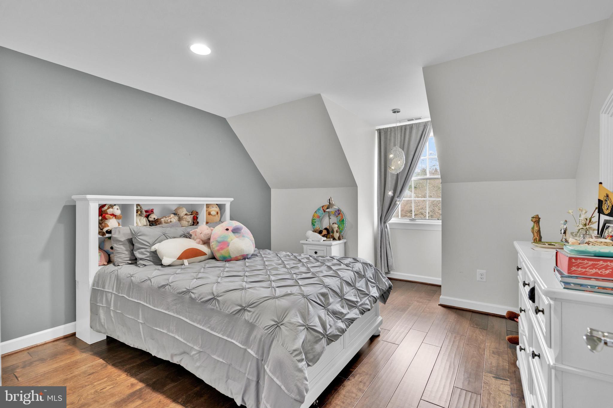 CHAIN BRIDGE SQUARE - Residential