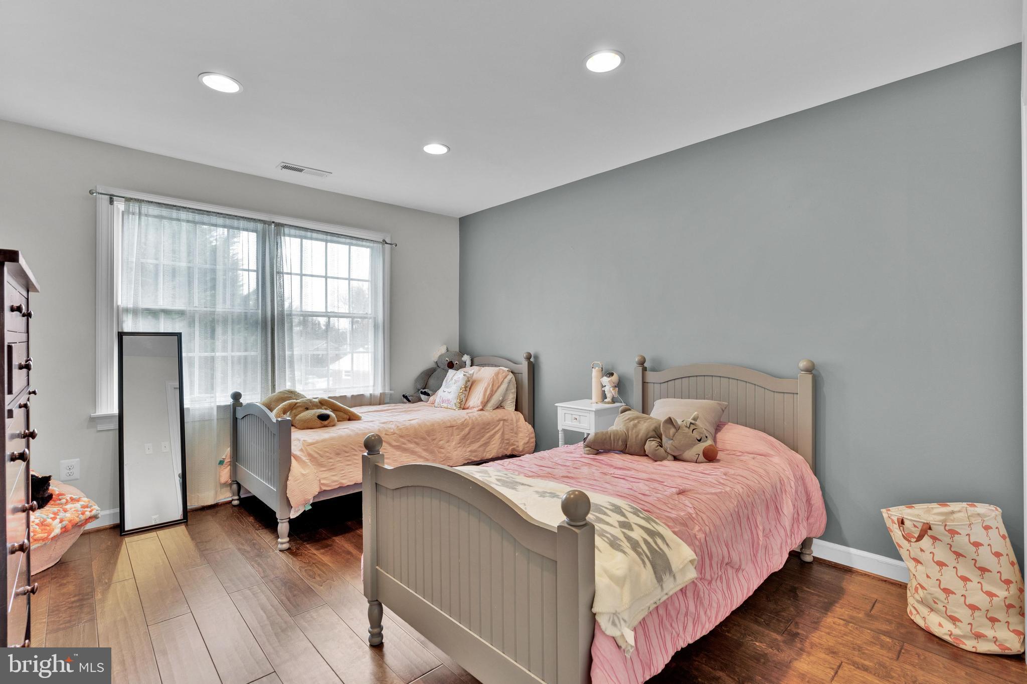 CHAIN BRIDGE SQUARE - Residential