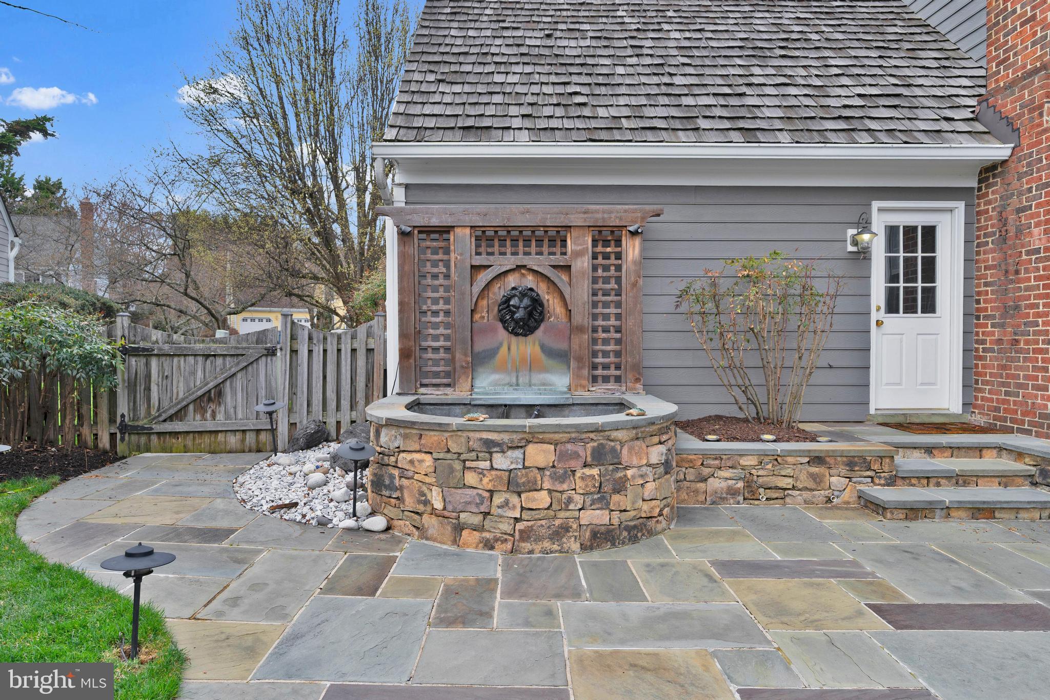 CHAIN BRIDGE SQUARE - Residential