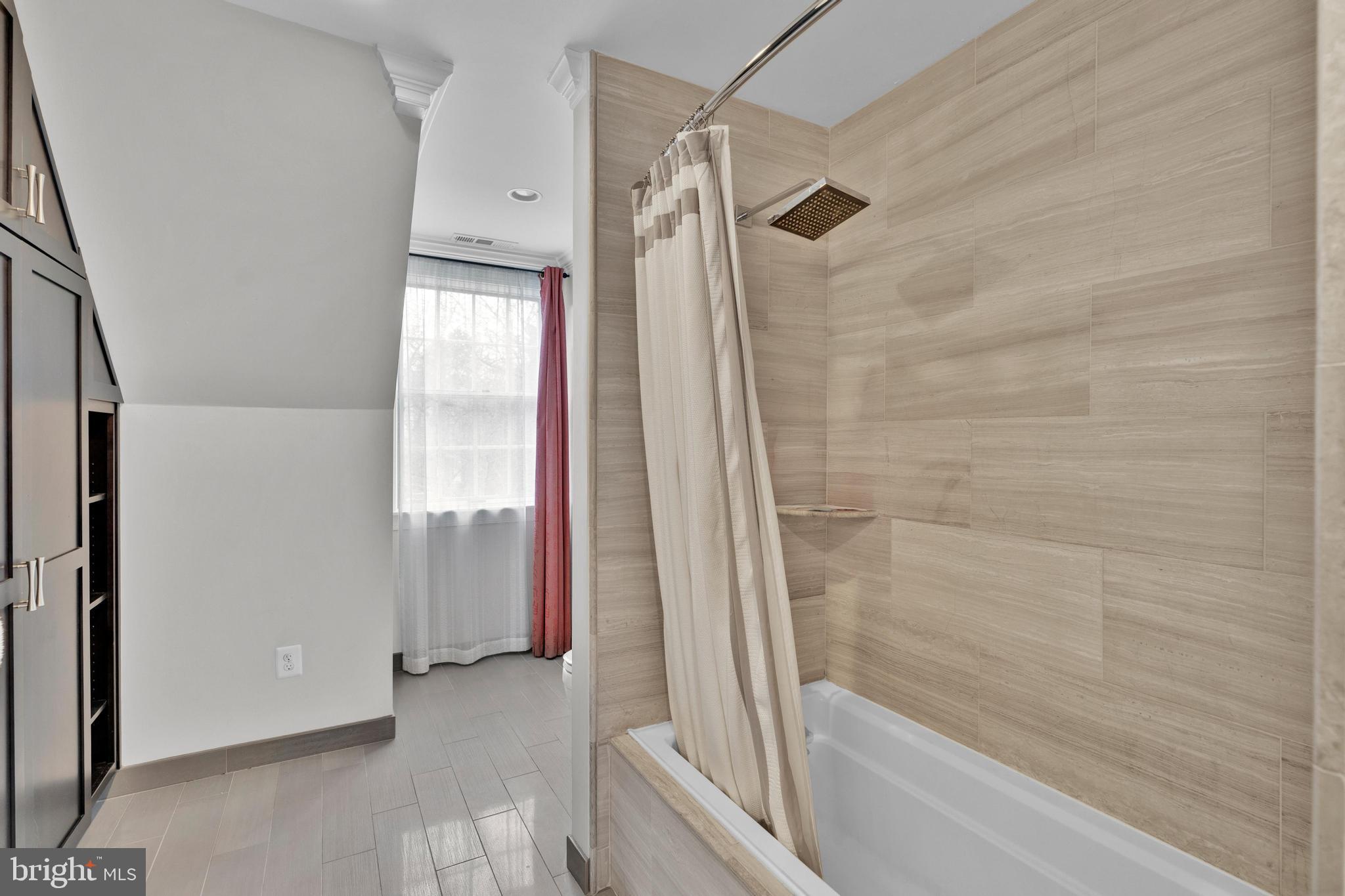 CHAIN BRIDGE SQUARE - Residential