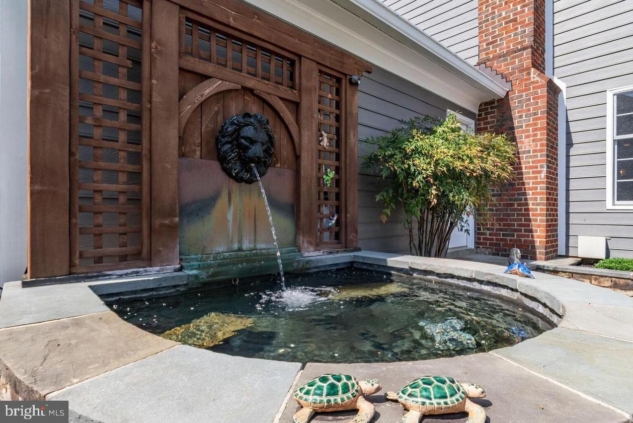 CHAIN BRIDGE SQUARE - Residential