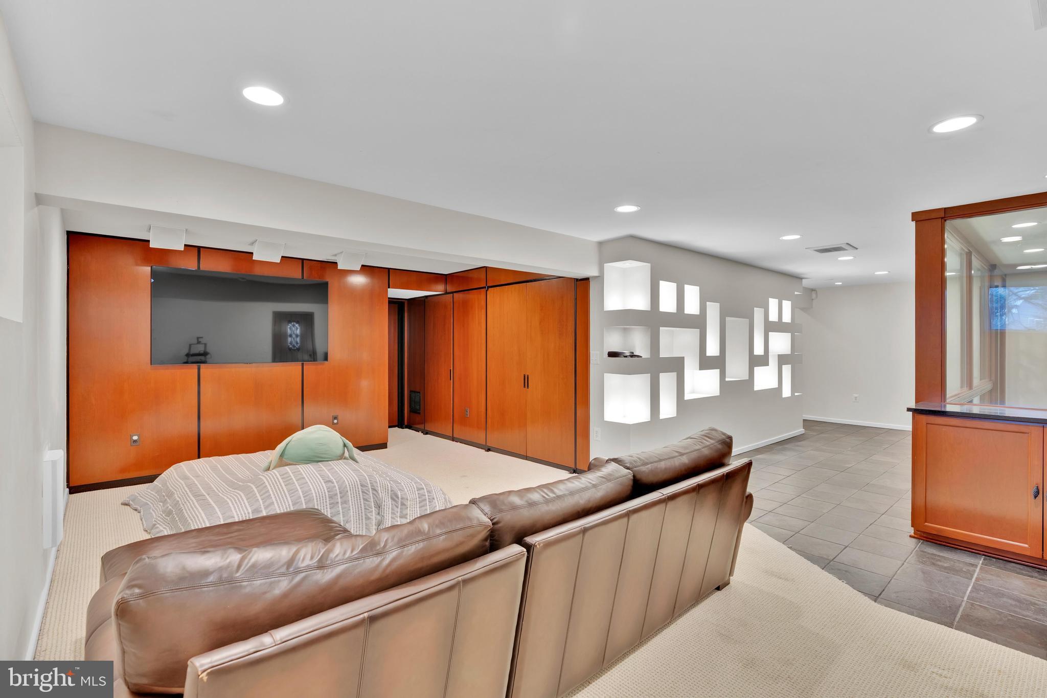 CHAIN BRIDGE SQUARE - Residential