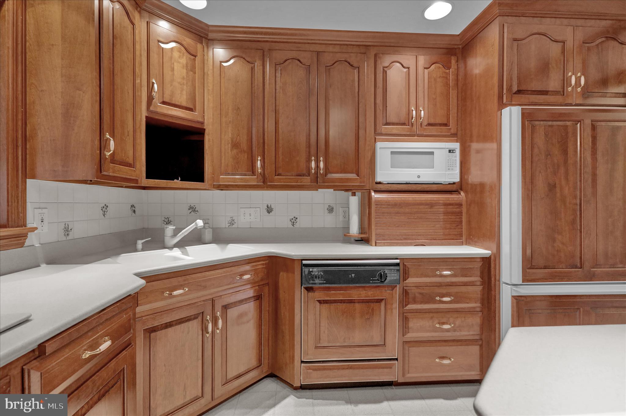 SCHOOL LANE HILLS - Residential