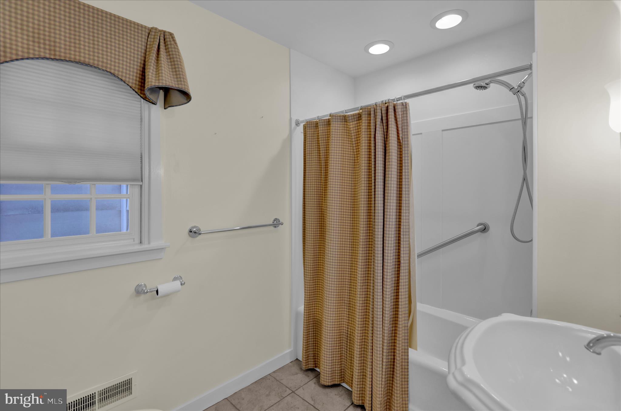 SCHOOL LANE HILLS - Residential