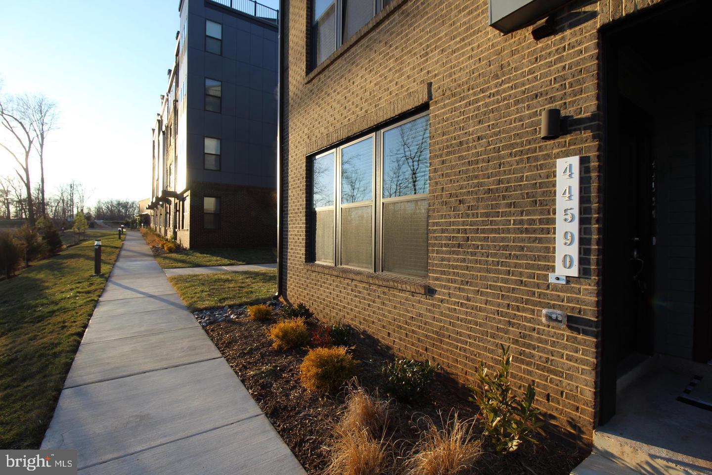 ASHBROOK PLACE - Residential Lease