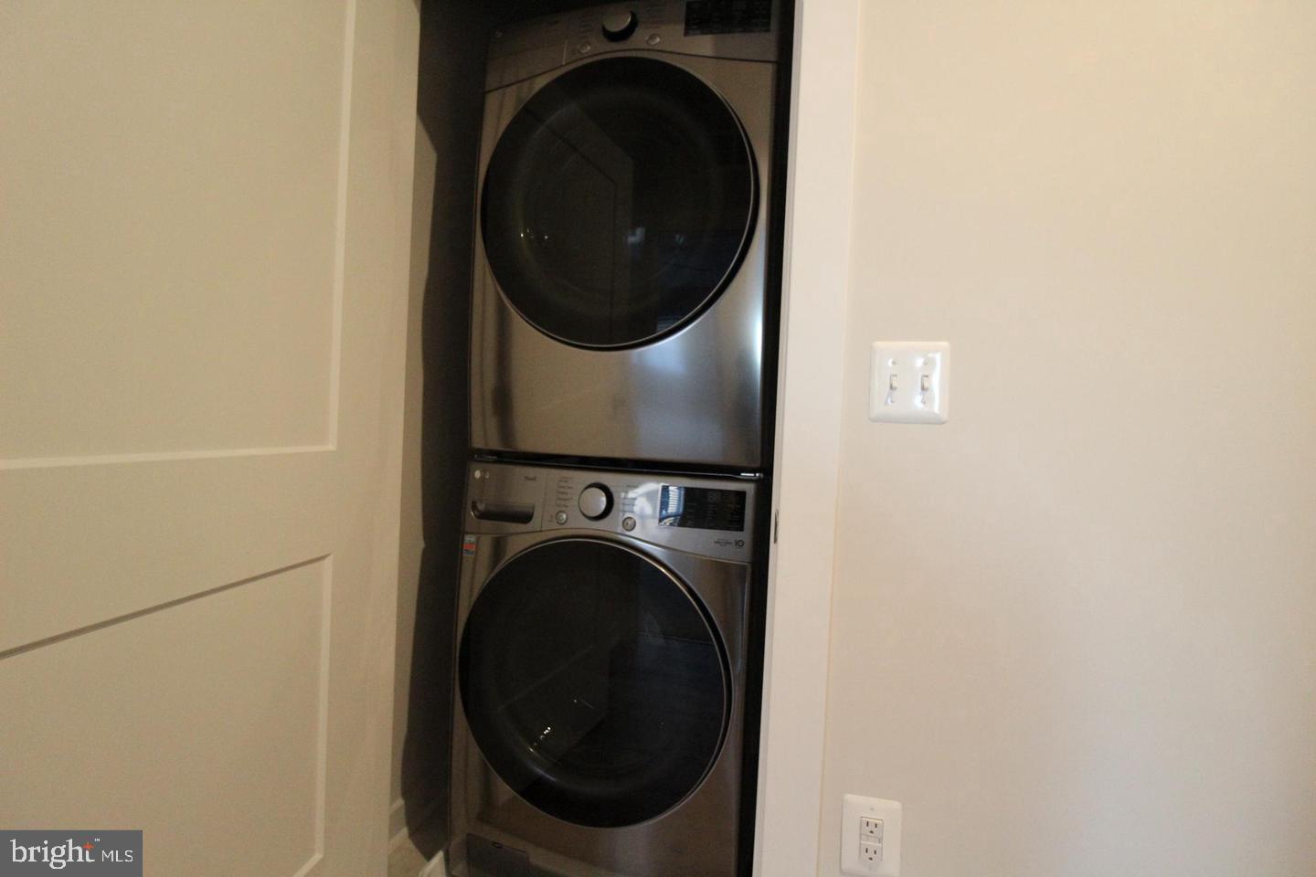 ASHBROOK PLACE - Residential Lease