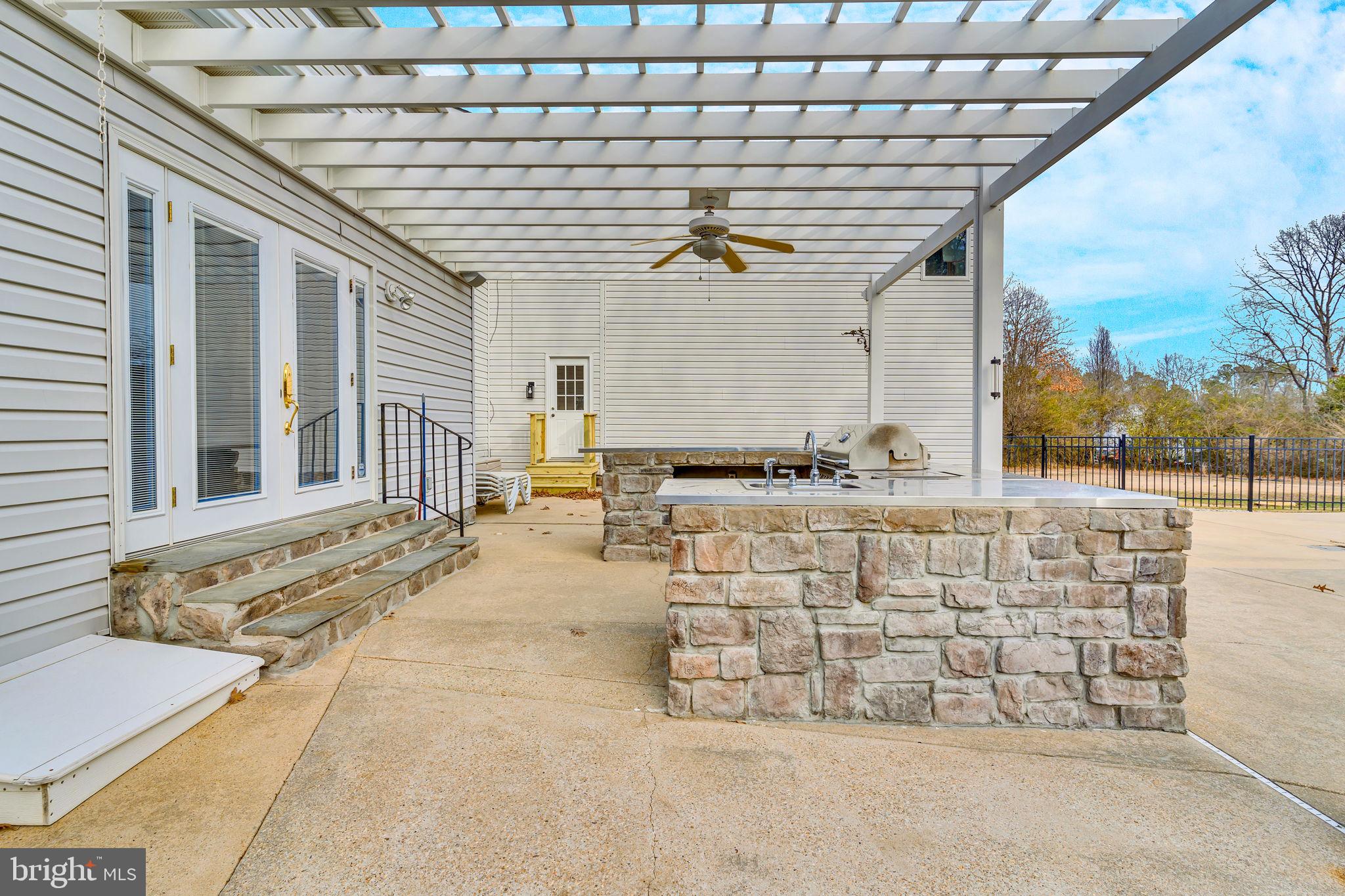 WHITE HALL - Residential