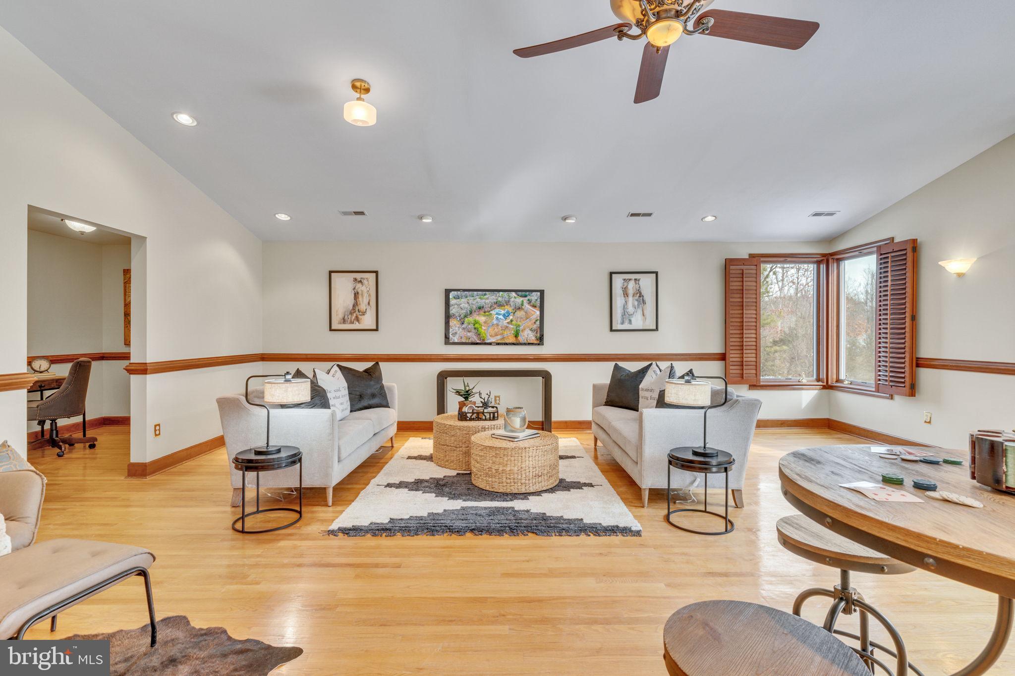 WHITE HALL - Residential