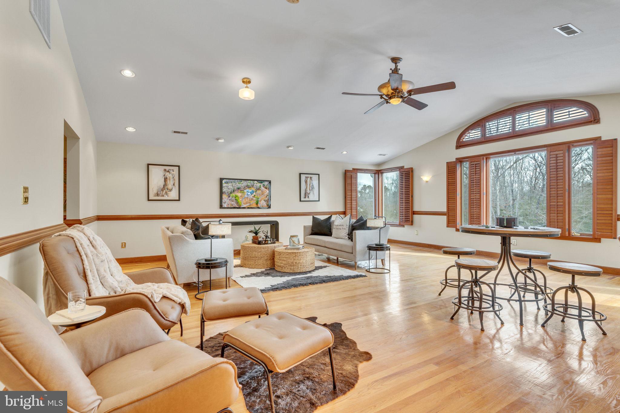 WHITE HALL - Residential