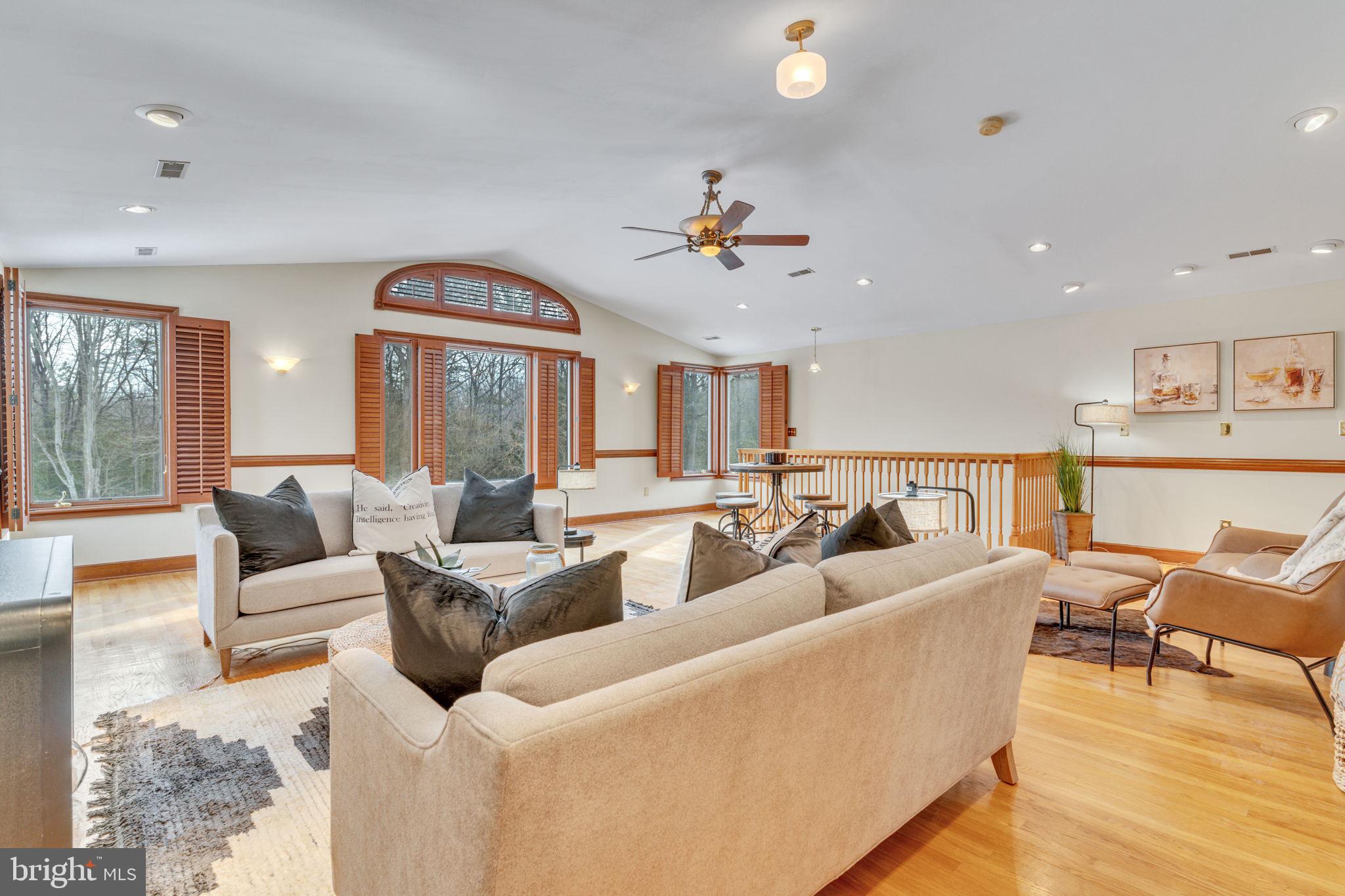 WHITE HALL - Residential