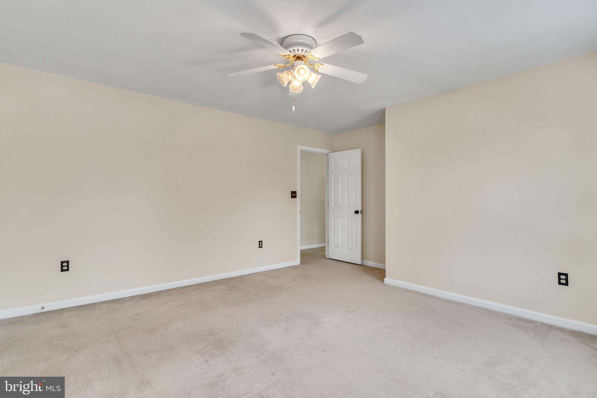 WHITE HALL - Residential