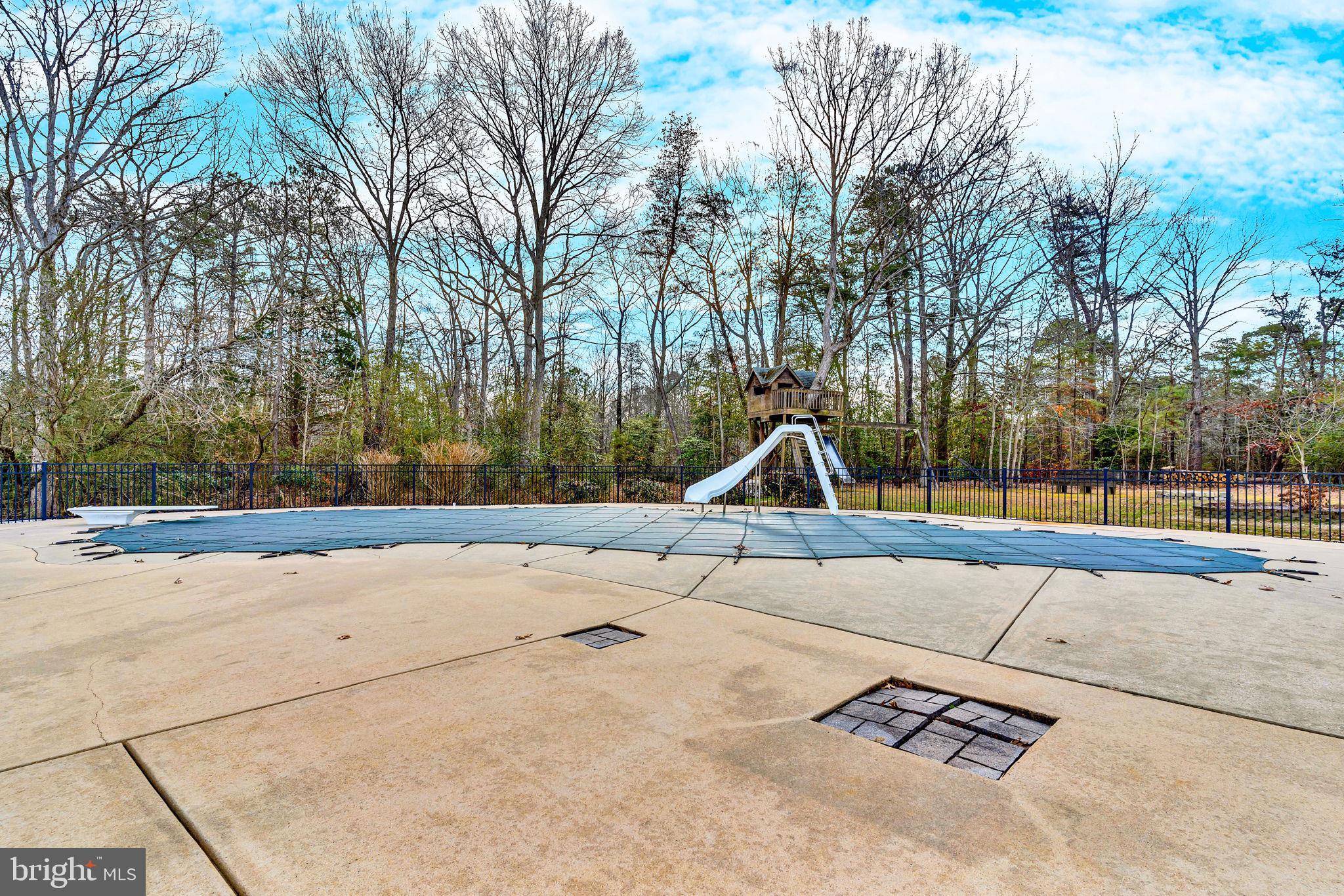 WHITE HALL - Residential