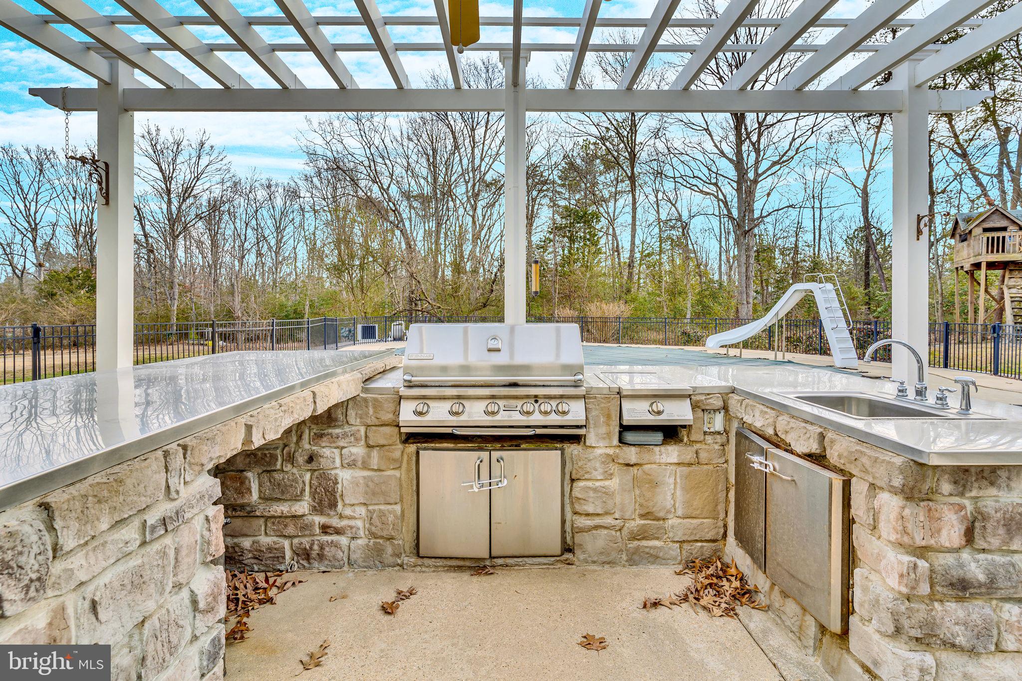 WHITE HALL - Residential