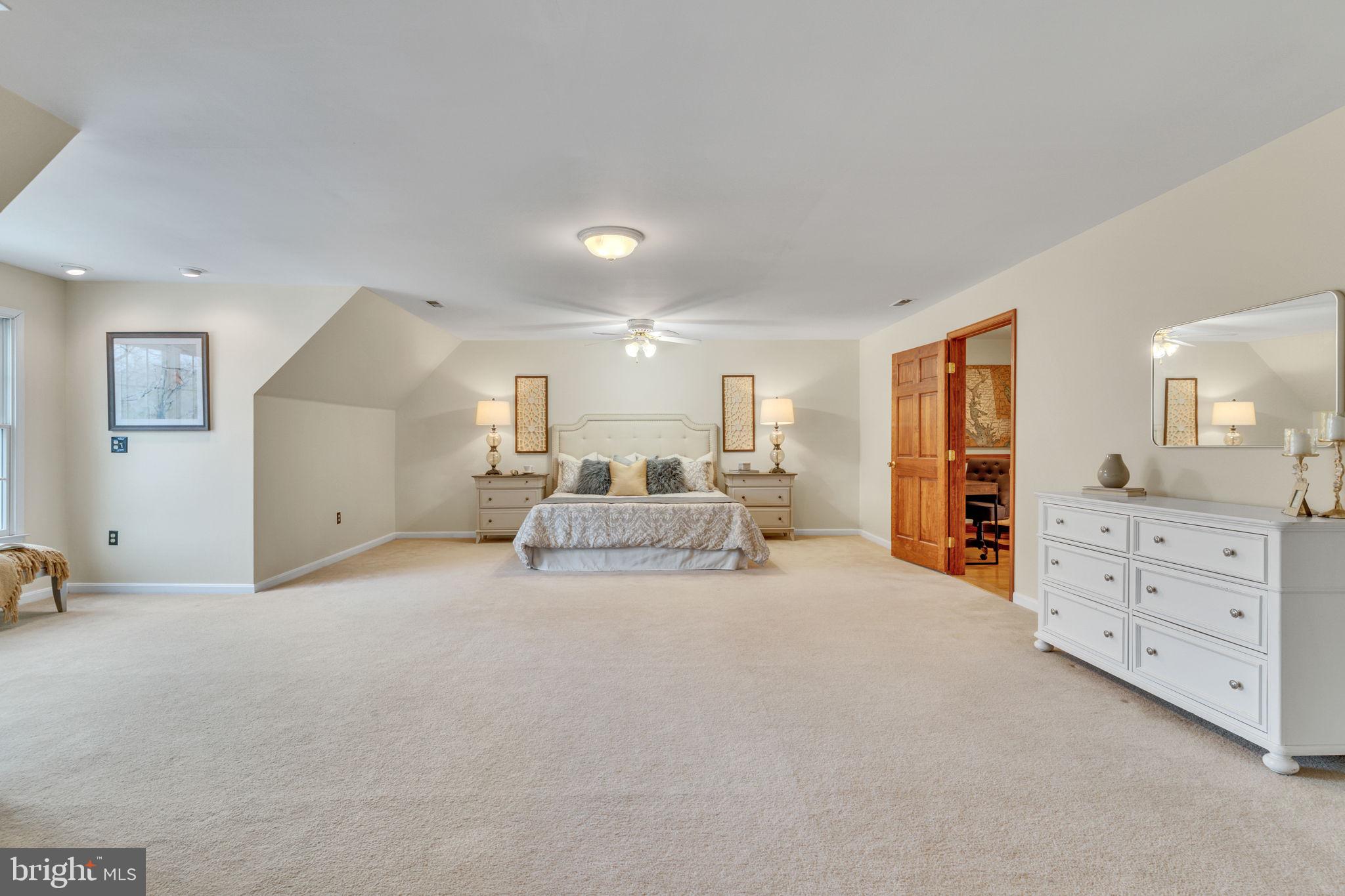 WHITE HALL - Residential