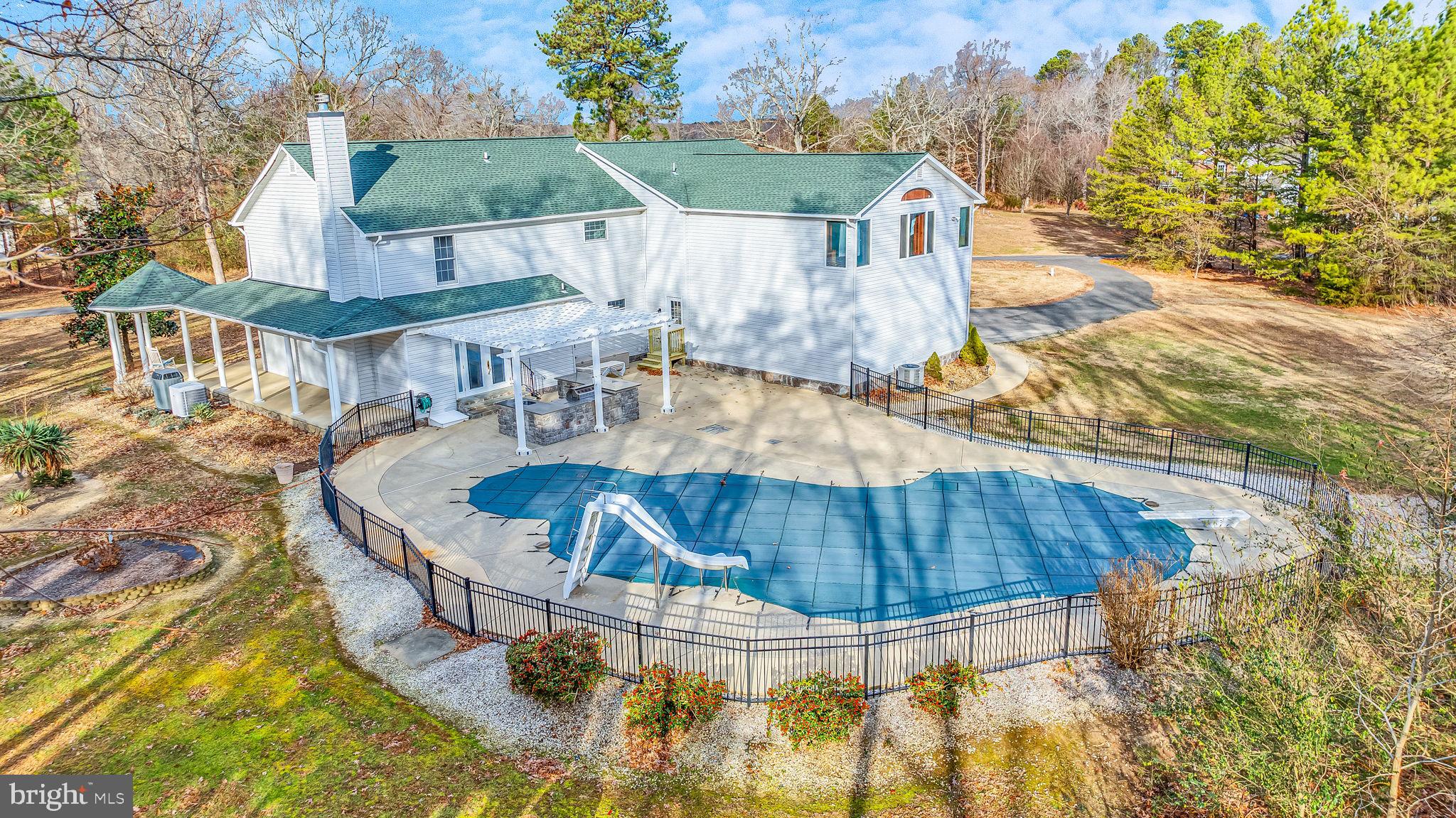 WHITE HALL - Residential