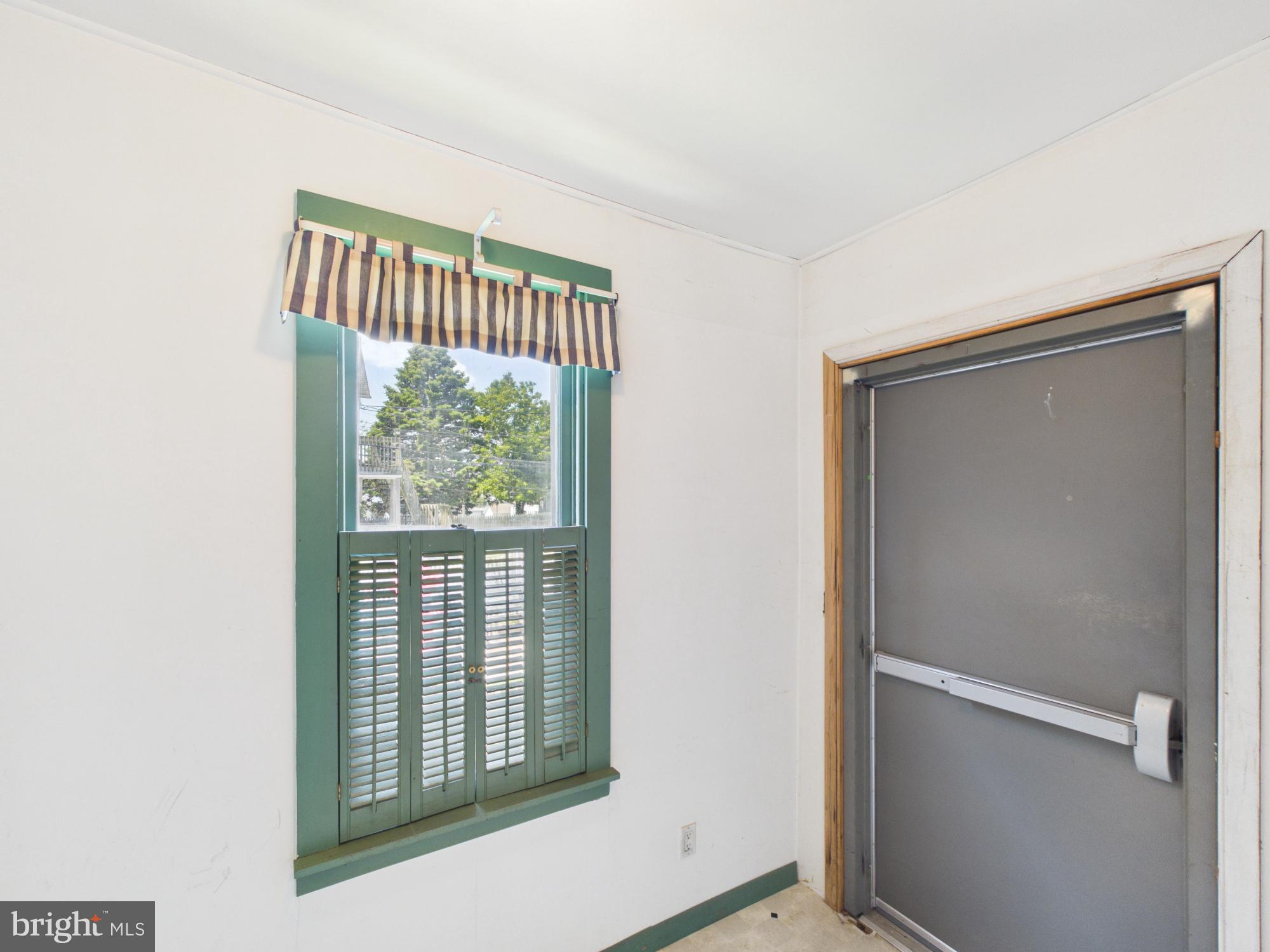 WEST LAWN - Commercial Sale