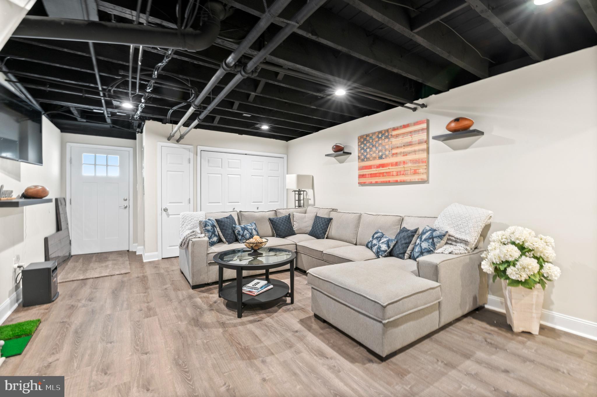 EAST FALLS - Residential Lease