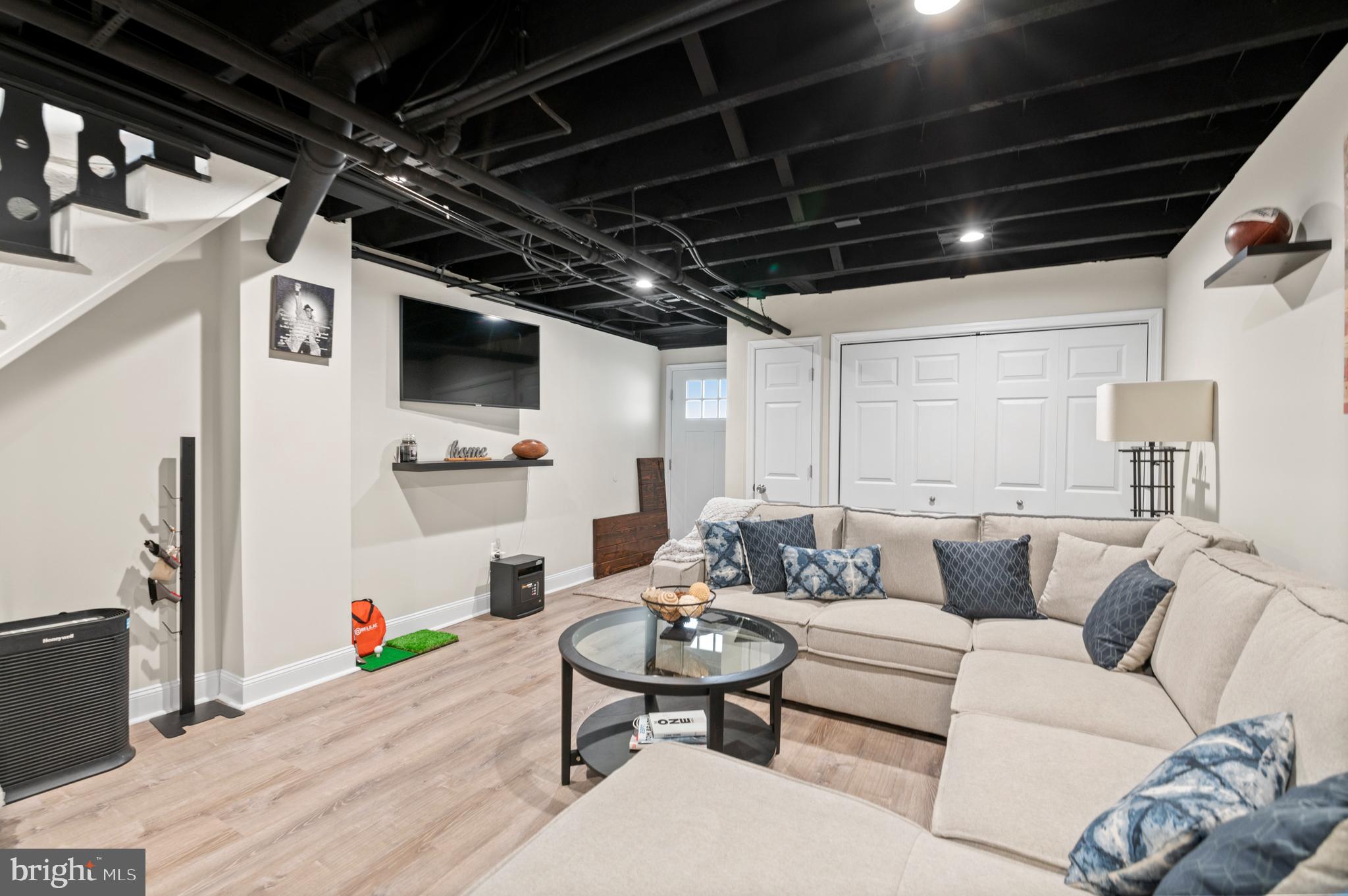 EAST FALLS - Residential Lease