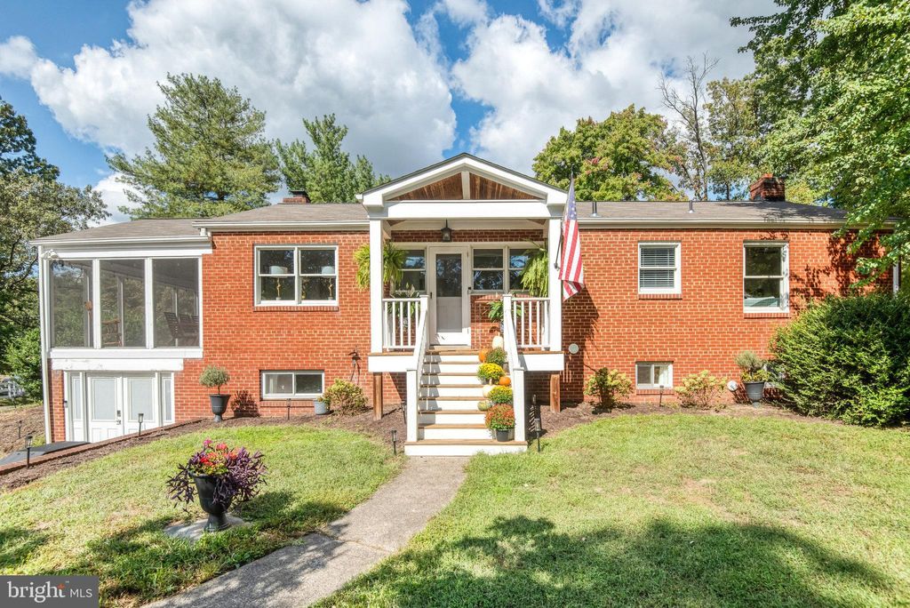 Photo of 5527 Wharton Lane, CENTREVILLE, VA 20120 (MLS # VAFX2273034)