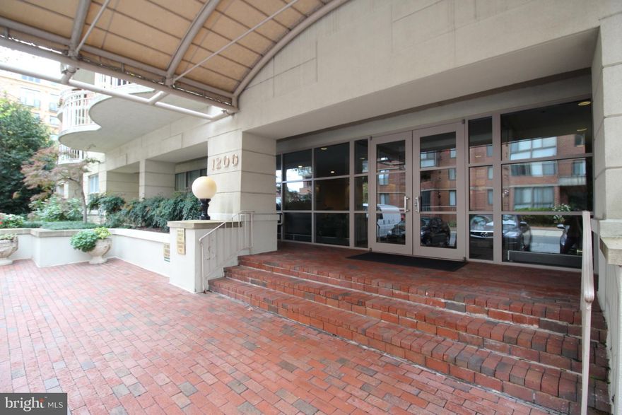 Open and spacious.  Short walk to Braddock Rd. Metro.  Great view from living room balcony. An open floor plan and balcony on the north end of Old Town Alexandria. The unit is two blocks from the Braddock Rd. Metro Station, 8 blocks north of King Street and has easy access to DC via Metro and GW parkway.  Two bedrooms and two full bathrooms, master bath has jetted tub