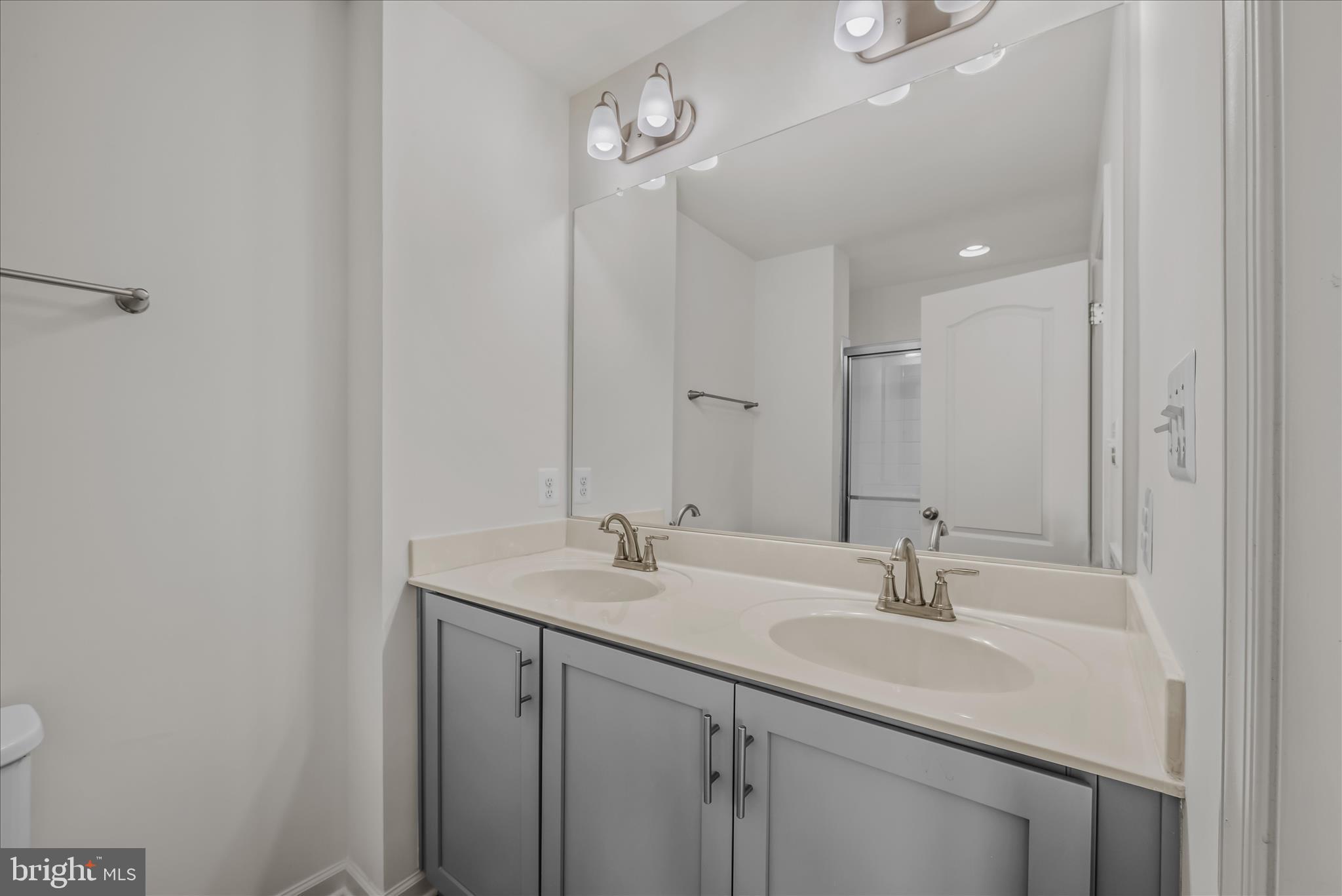 OVERLOOK AT RIVERSIDE TOWNHOMES - Residential