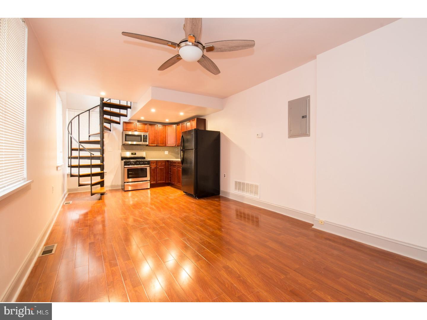 Great bi-level apartment for rent in the Art Museum area. Pet friendly!!! The apartment was recently renovated with new hardwood floors, stainless steel appliances, microwave, granite countertops, tile backsplash, new bathroom with soaking tub...the list goes on and on. There's a shared backyard and free washer/dryer in the basement. This is a great location in the heart of Fairmount. Landlord pays for water. Ample street parking.