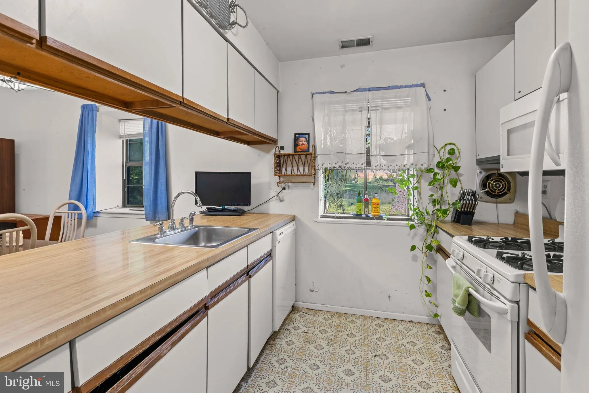 Elkins Park, Pennsylvania 19027, United States, 3 Bedrooms Bedrooms, ,2 BathroomsBathrooms,Residential,Active,228185