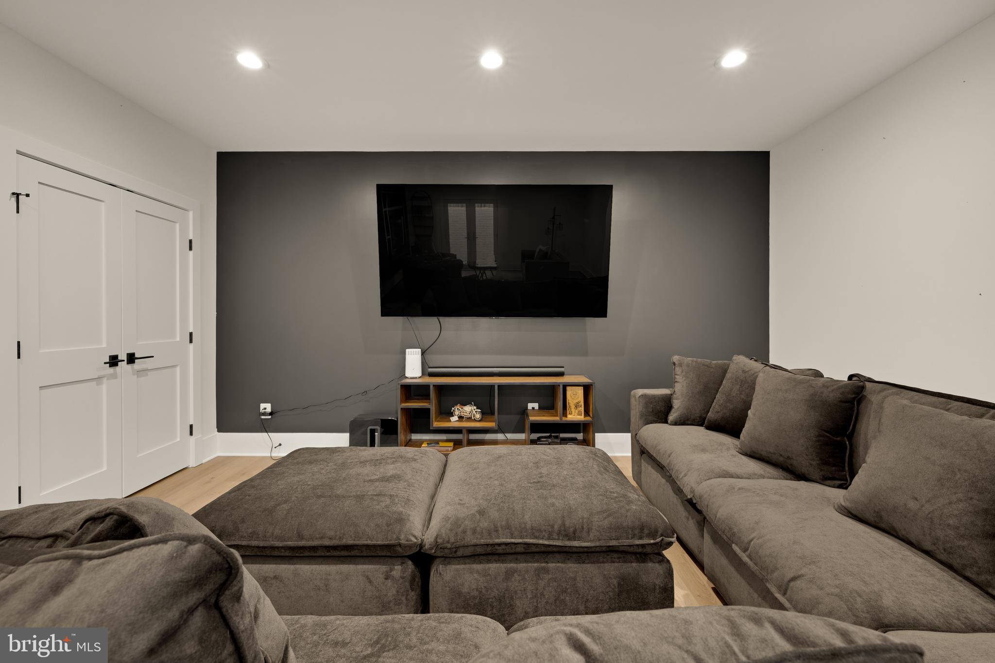 ADDISON HEIGHTS - Residential