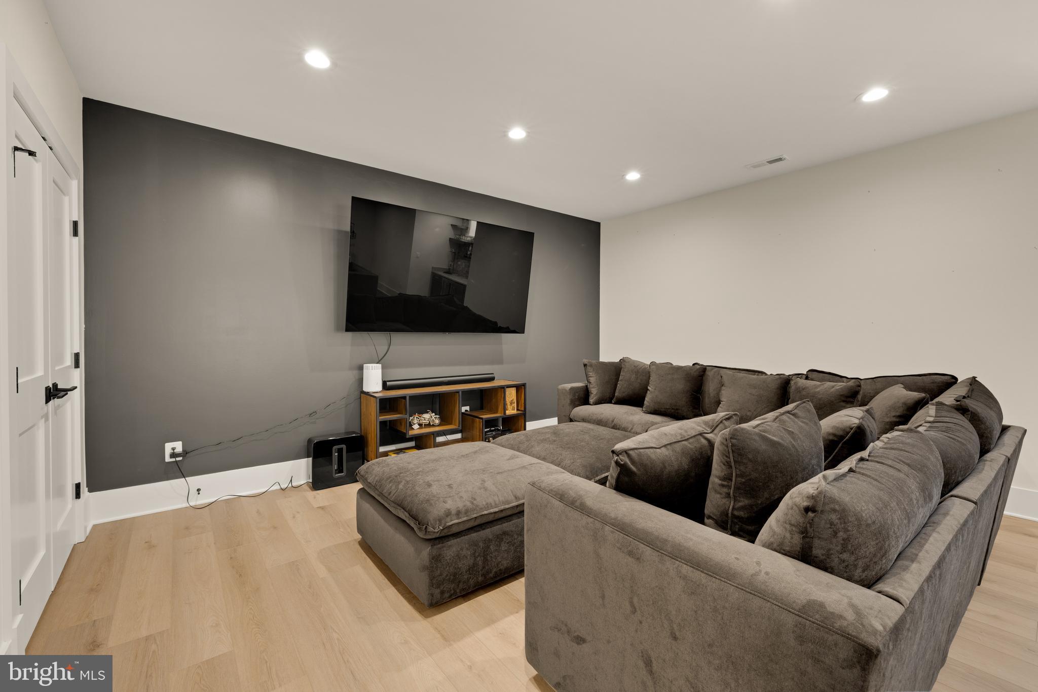 ADDISON HEIGHTS - Residential