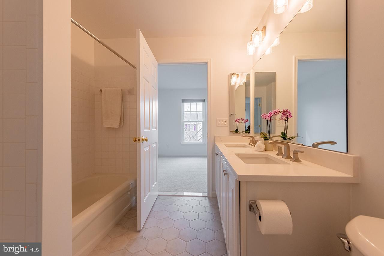 ASHBURN VILLAGE - Residential