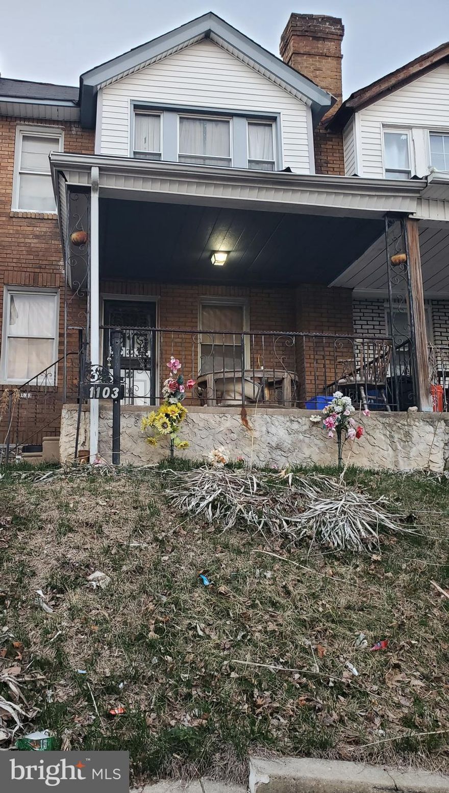 An investor's dream! This rowhome is equipped with 3bedrooms, 1 bath, hardwood floors, a galley kitchen, a dining and living room.  Bring your vision and give this house new life!!