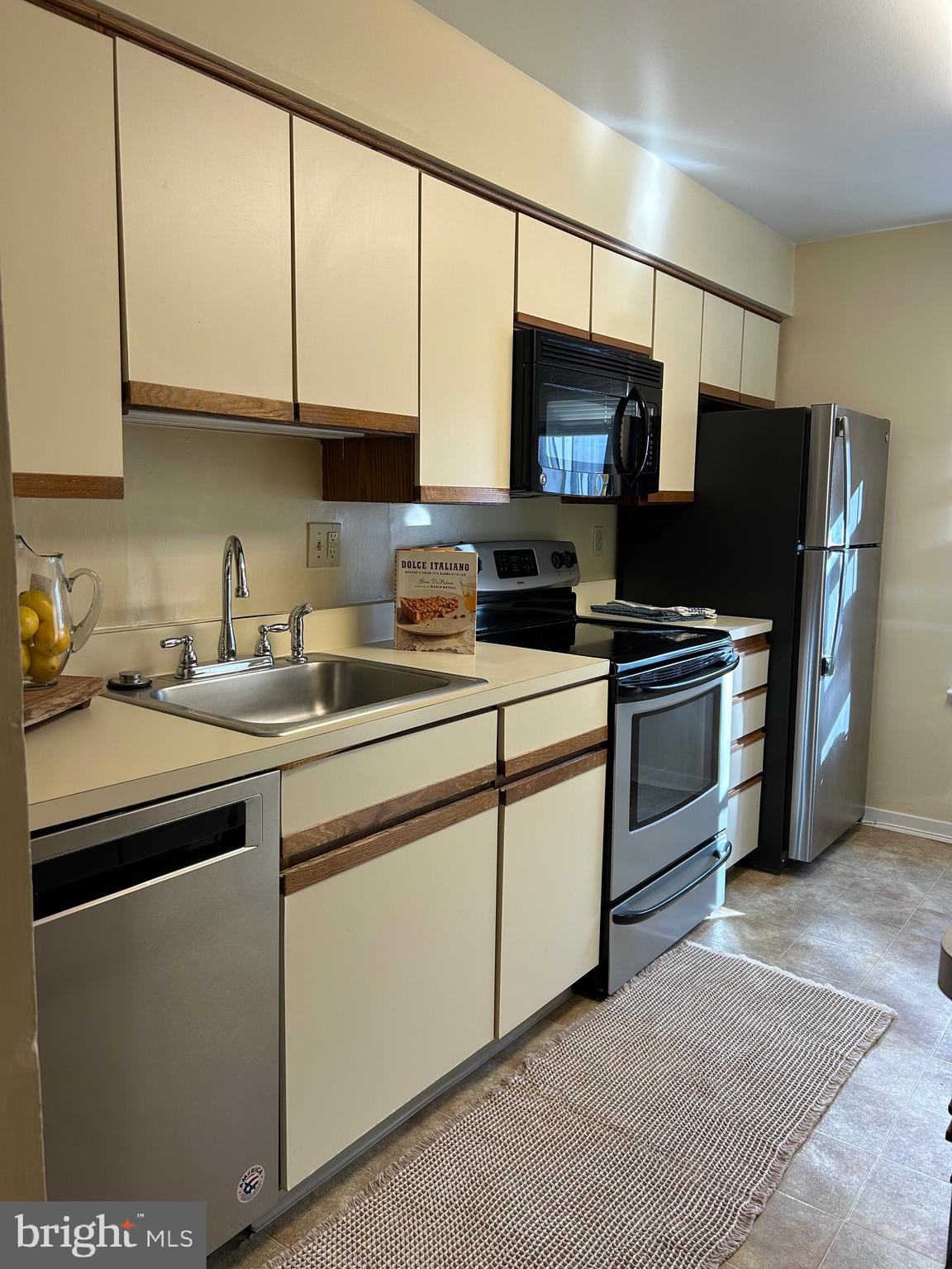 MAYFLOWER SQUARE - Residential