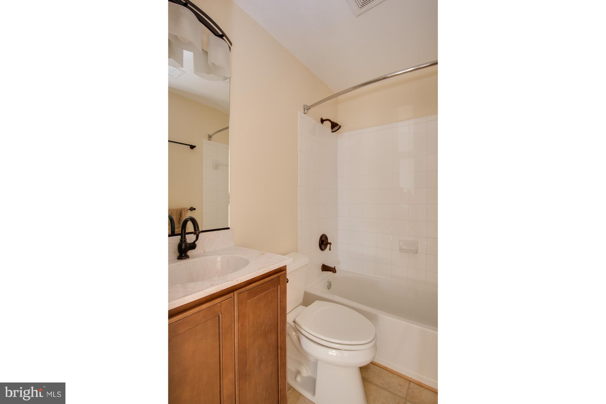 EDGEWATER - Residential Lease