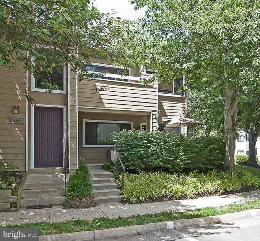 Lovely 2 bedroom/ 2 bath main level unit in Villaridge.  Beautifully renovated kitchen with granite counter tops and Newer appliances, wood laminate floors in kitchen, dining room and living room, dual closets in the master bedroom. Storage closet updated baths, Newer windows. sliding glass door,hot water heater and heat pump. Less than 1 mile to new Silver Line.