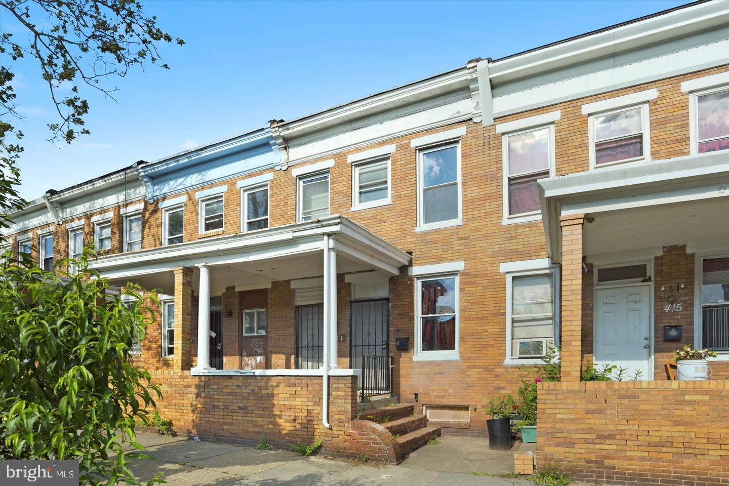 MAIN UNIT ONE BED ONE BATH PROFESSIONALLY MANAGED!! ONLINE PAYMENT! PROFESSIONAL MAINTENANCE! THIS DUPLEX UNIT IS SOMETHING YOU DO NOT WANT TO MISS OUT ON ON! BACK YARD HAS PARKING PARK POTENTIALLY! SCHEDULE YOUR SHOWING TODAY!