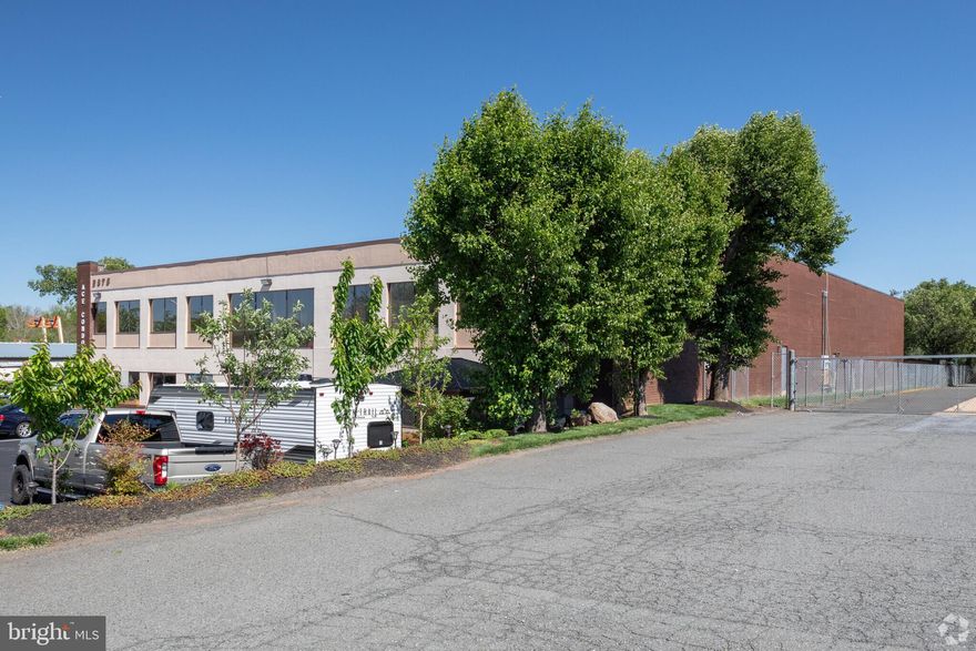 BEST COMMERCIAL LEASE OPPORTUNITY IN ALL NORTHERN VIRGINIA ... ACCESS ... CONVENIENCE ... PRICE ... CONDITION.      @ $15 / SF This is the Best Office Value in Northern Virginia.  Contains both windowed and interior offices.  Excellent location.   The entire 2nd Floor Suite has just been completely remodeled.  Lyease your space now in the very desirable Renaissance Business Park, Herndon, VA.