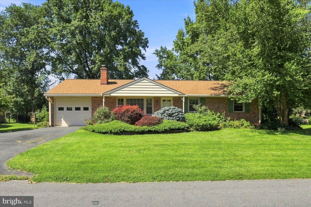 Photo of 18 Pfautz Avenue, LITITZ, PA 17543 (MLS # PALA2094938)