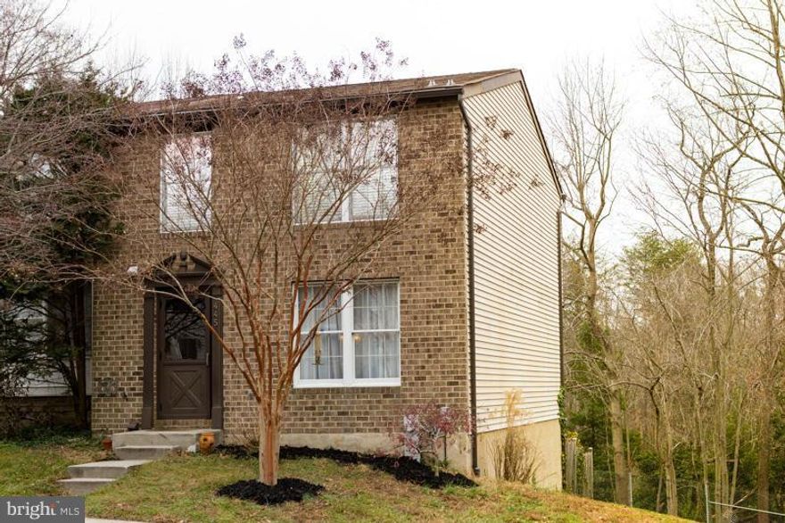 WELL MAINTAINED HOME HAS PERFECT END UNIT LOCATION BACKING  TO WOODS!  OPEN FLOOR PLAN BOASTS  CROWN / CHAIR MOLDING IN DINING RM & MASTER BEDRM. SEP DINING ROOM &  EAT - IN KITCHEN. DRESSING AREA IN MSTR BEDRM.  MUST SEE GREAT RENTAL!