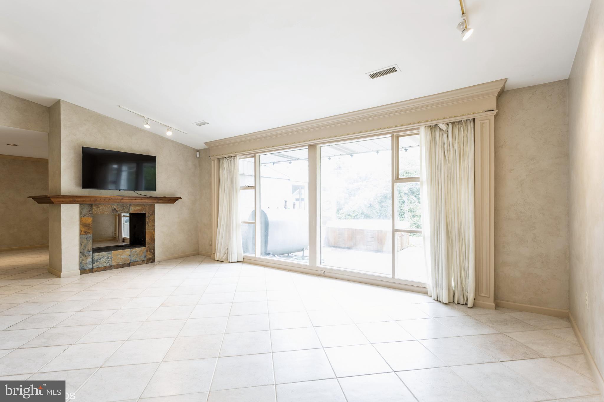 LONG MEADOW ESTATES - Residential