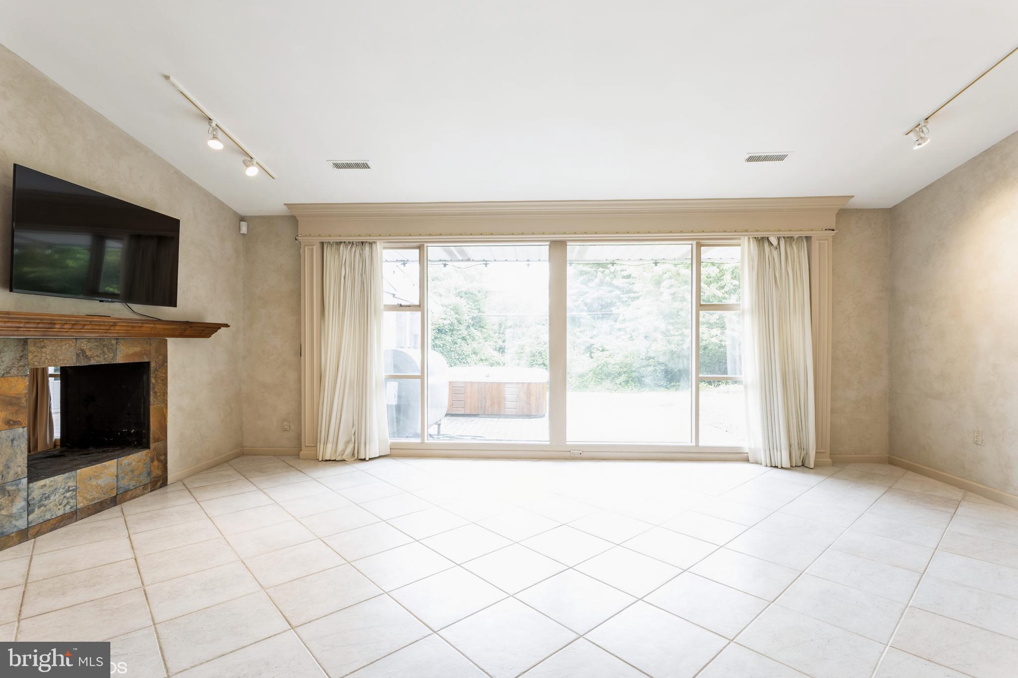 LONG MEADOW ESTATES - Residential