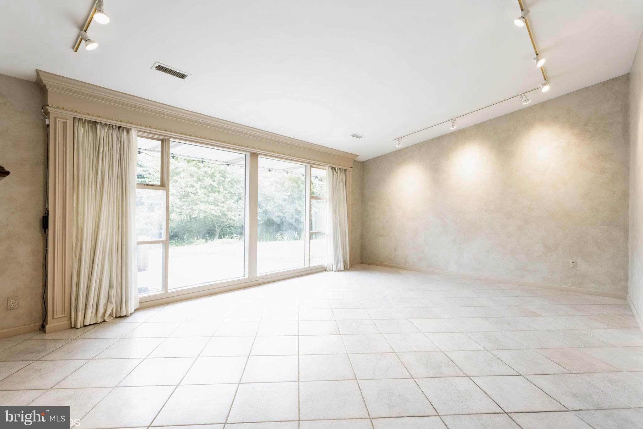 LONG MEADOW ESTATES - Residential