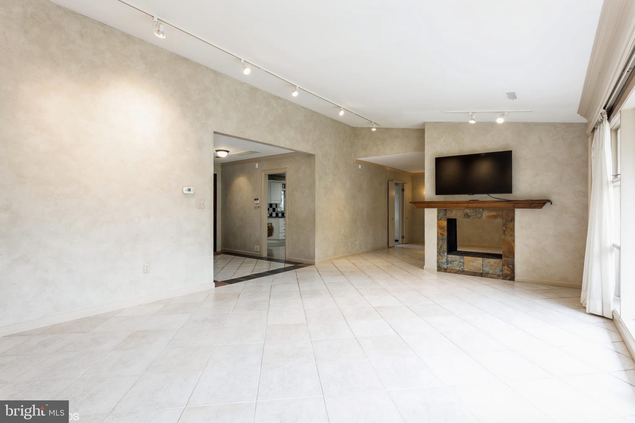 LONG MEADOW ESTATES - Residential