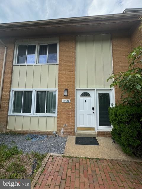Welcome Home to this newly fully renovated beautiful 3 bedroom 2.5 bath townhouse. New roof in 2023, fully renovated 1st and 2nd floor in 2024. The home features new flooring on main and upper levels. Fresh paint and large light filled rooms. Large separate dining area. Walking distance to Wilde Lake and Lake Kittamaqundi, Whole foods, Columbia mall and Community pool. Full size washer and dryer in basement.
Don't miss this seldom available home with the perfect location in the heart of Columbia!