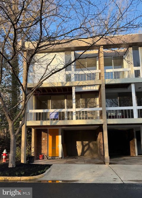 Photo of 11526 Maple Ridge Road, RESTON, VA 20190 (MLS # VAFX2296158)