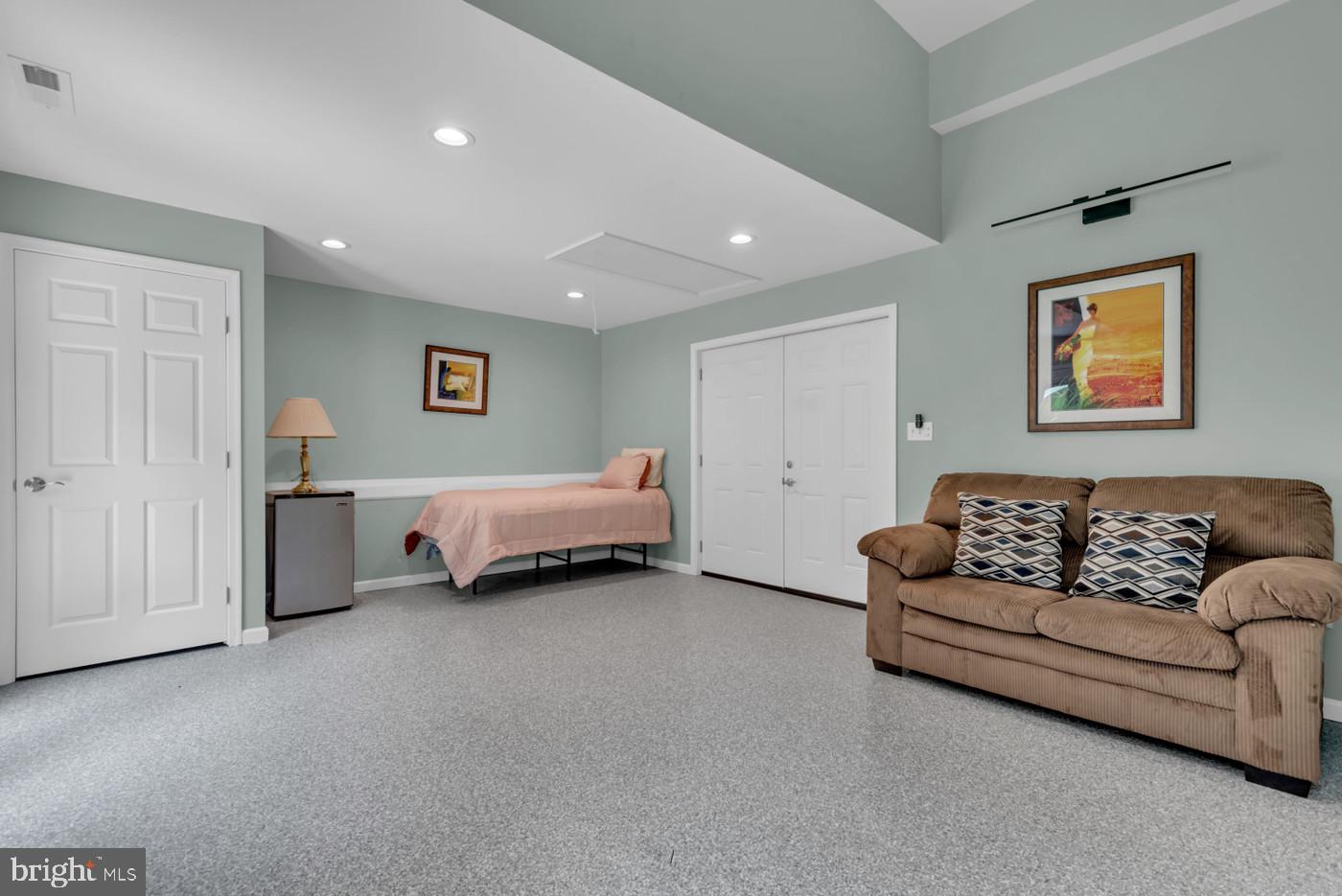 SAUNDERS POINT - Residential