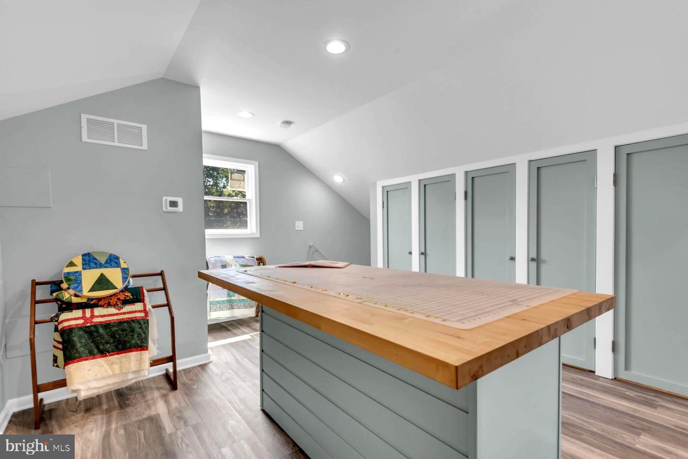 SAUNDERS POINT - Residential