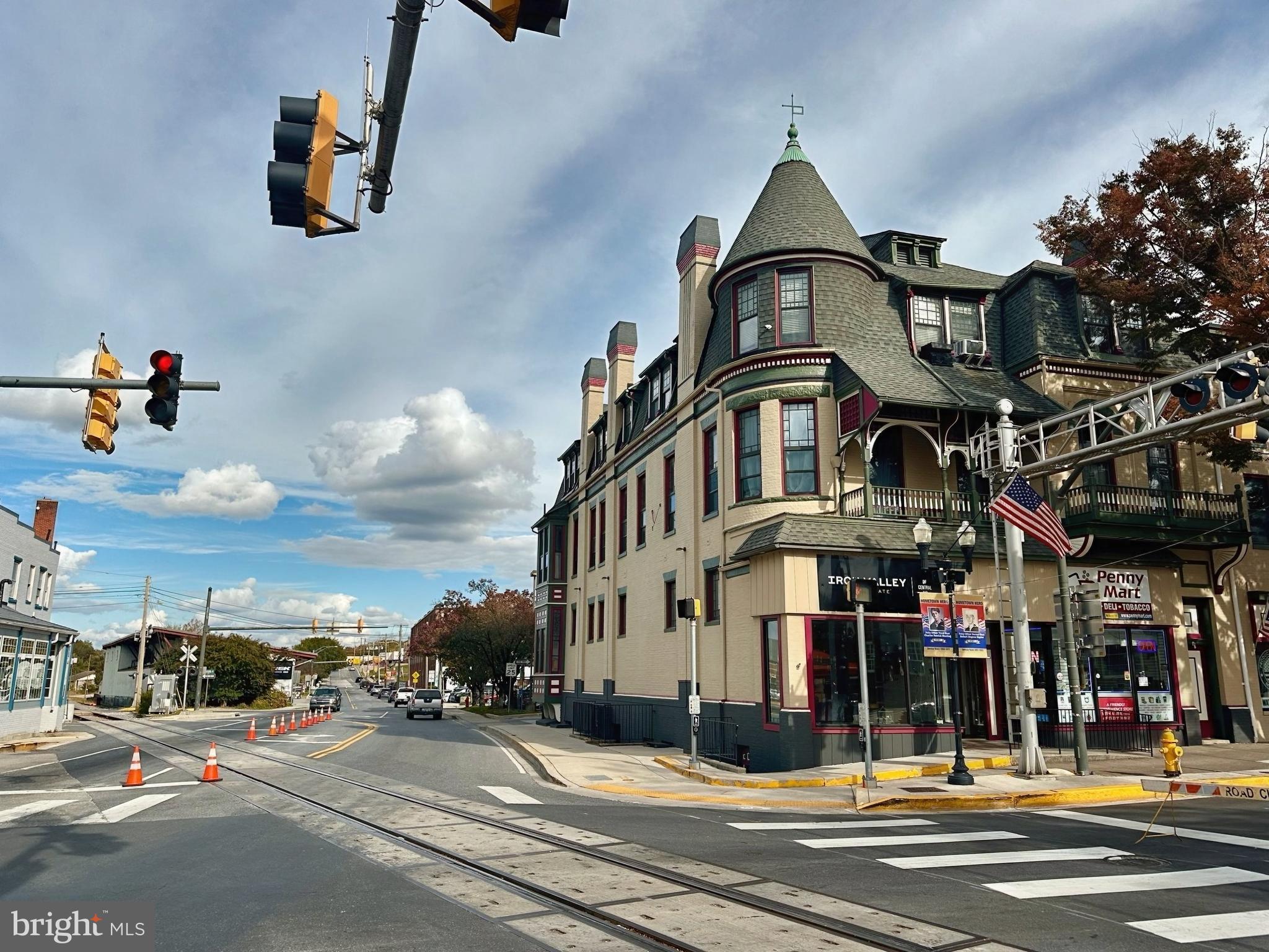 Main image without alt text