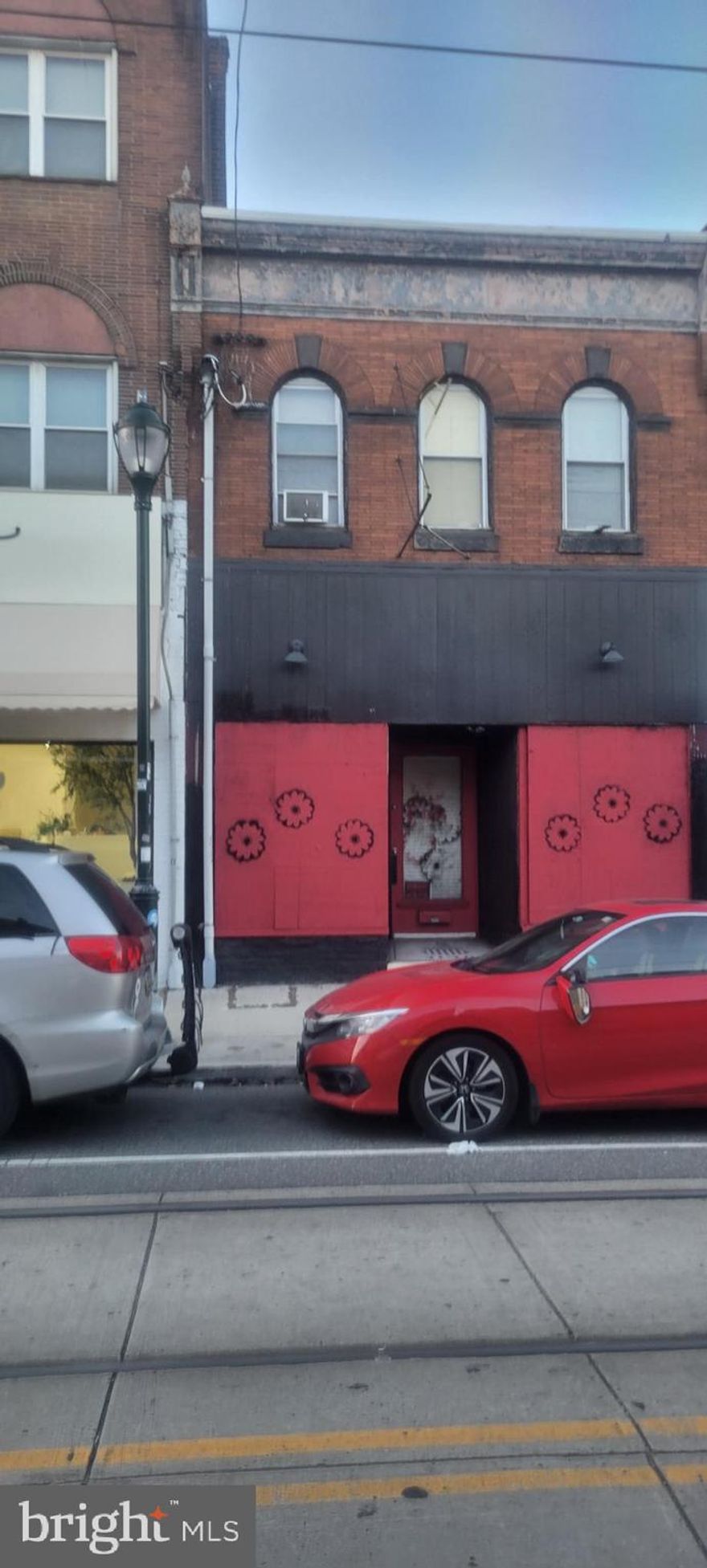 Renovated Commercial mixed use property(3 apts/Commercial) and 2 car parking, located on a prime stretch of the Richmond Street business corridor in Port Ricmond. There are 2 one bedroom units renting for $1000 per month, and 1 two bedroom unit renting for $1300 per month. The commercial space currently vacant and is approximately 1000 SF with 1st floor frontage with an additional 1000 SF of unfinished basement space with direct access from the commercial space or via the bilco door on Richmond Street.